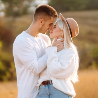 Das Paar posiert gemeinsam für ein Fotoshooting