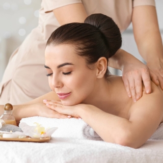 eine Frau erhält eine Rückenmassage in einem Spa