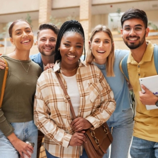 eine Gruppe von lächelnden Studenten posiert zusammen für ein Foto