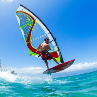 geschenke-fuer-wasserratten (2) ein Mann beim Kitesurfen
