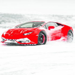 Ein Lamborghini fährt im Schnee
