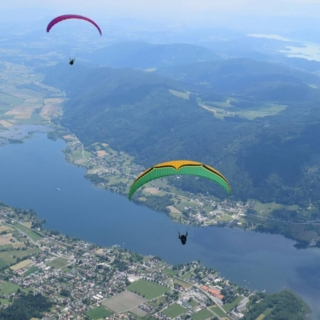 2 Gleitschirme am Ossiachersee