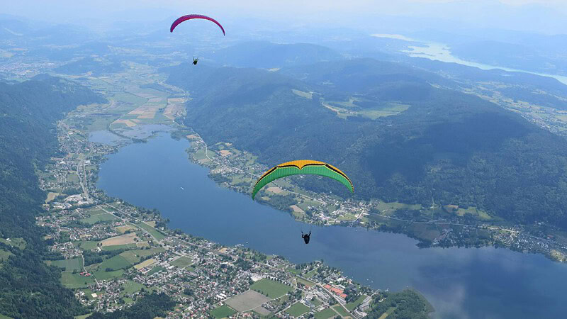 2 Gleitschirme am Ossiachersee