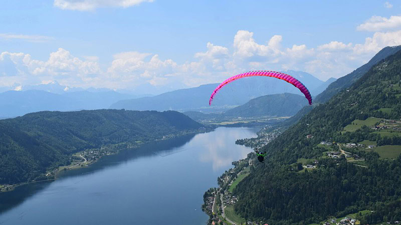 Ein Gleitschirm am Ossiachersee