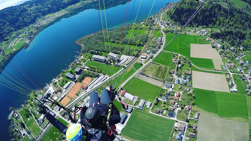 2 Personen fliegen zusammen mit einem Gleitschirm