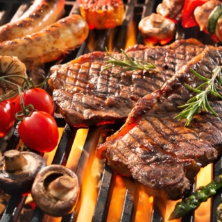 grill-bbq-erlebnis (2) verschiedene Fleisch- und Gemüsesorten werden auf dem Grill gegrillt