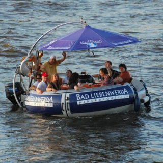 grillboot-touren-dresden Eine Gruppe von Freunden genießt einen Abend zusammen auf einem Grillboot