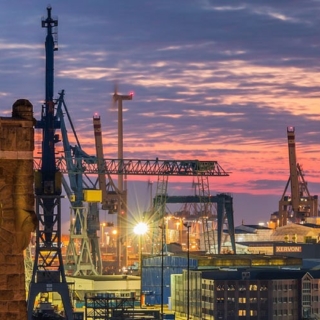 Es wird ein Panorama-Blick über die Stadt Hamburg gegeben.