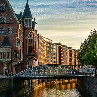 Ansicht der Stadt Hamburg bei Tageslicht, mit der Brücke im Vordergrund und dem Fluss im Hintergrund