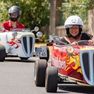 hotrod-fahren-erlebnis Eine Gruppe von Menschen nimmt an der HotRod Tour teil