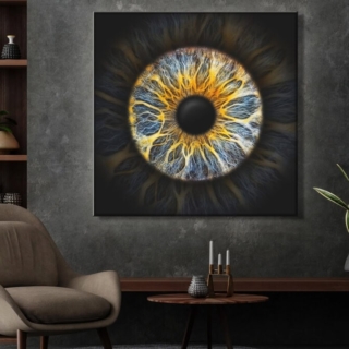 Ein Bild von einer Iris hängt an der Wand im Wohnzimmer