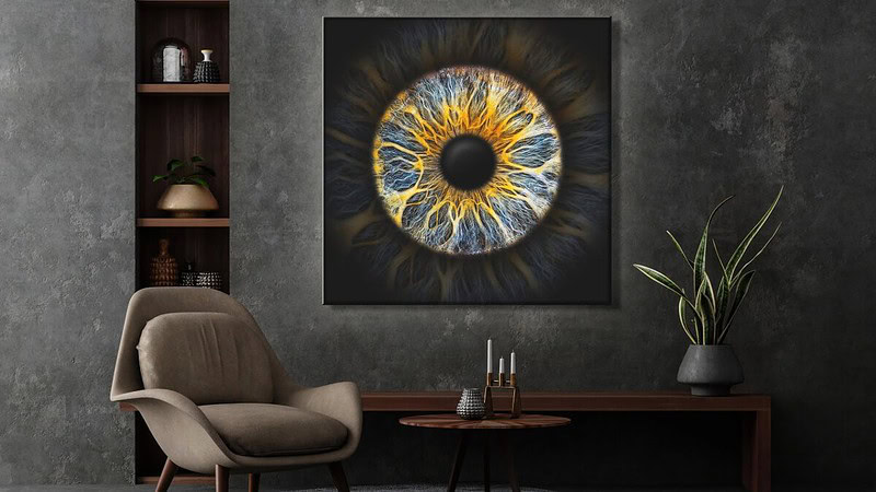 Ein Bild von einer Iris hängt an der Wand im Wohnzimmer