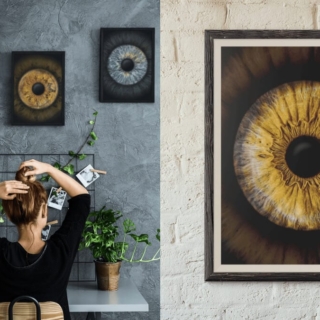 Ein Zimmer, in dem eine Frau sitzt und an der Wand 5 Bilder von Iriden hängen