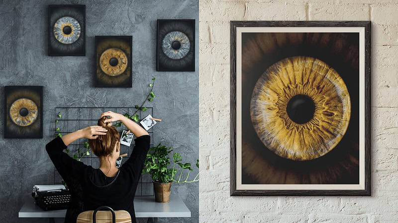 Ein Zimmer, in dem eine Frau sitzt und an der Wand 5 Bilder von Iriden hängen