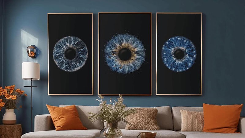 3 Bilder mit Iriden hängen an der Wand im Wohnzimmer