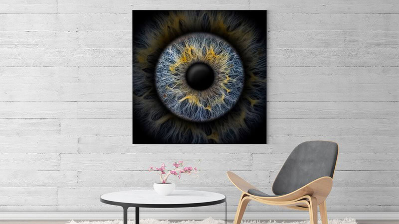 Ein Bild von einer Iris hängt an der Wand