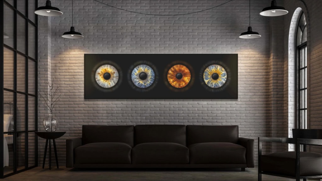 iris_fotoshooting_familie_web-9.jpeg Abgebildet ist eine Fotoleinwand mit 5 verschiedenen Iriden in einem dunklen Wohnzimmer