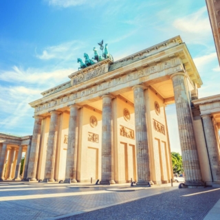 Brandenburger Tor aus einer tieferen perspektive an einem sonnigen Tag fotografiert