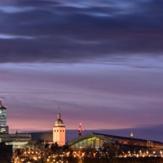 Die Skyline von Köln erstrahlt.