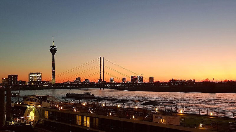 Foto vom Rheinturm beim Sonnenuntergang