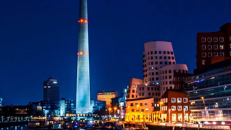 Blick auf die Stadt Düsseldorf am späten Abend, die Stadt ist bunt und beleuchtet