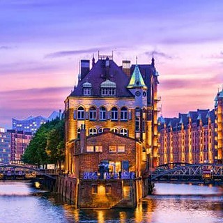 kulinarische-Stadtfuehrung-Hamburg.jpg Blick auf die Stadt Hamburg am Abend