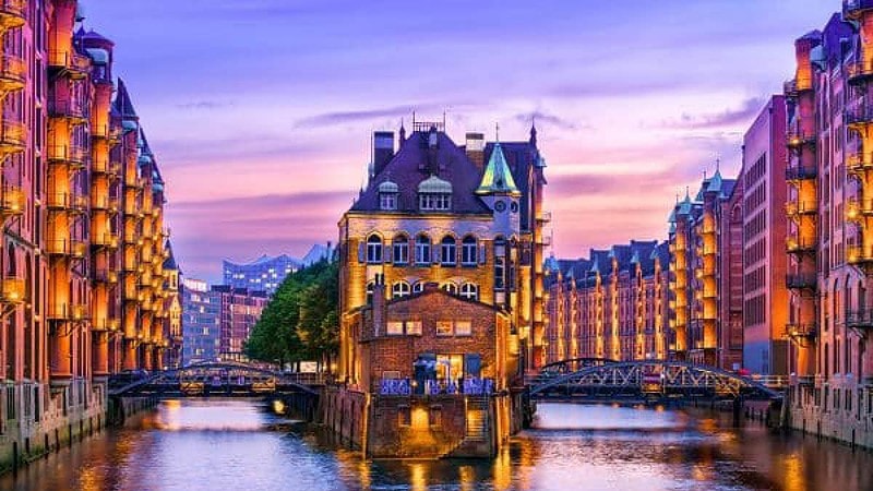 Blick auf die Stadt Hamburg am Abend