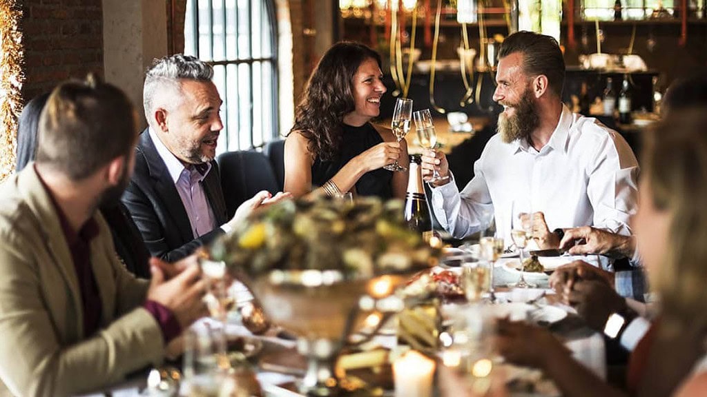 kulinarische-Stadtfuehrung-mit-Raetsel-Frankfurt-1.jpg Gäste in einem Restaurant, die miteinander essen und sich unterhalten