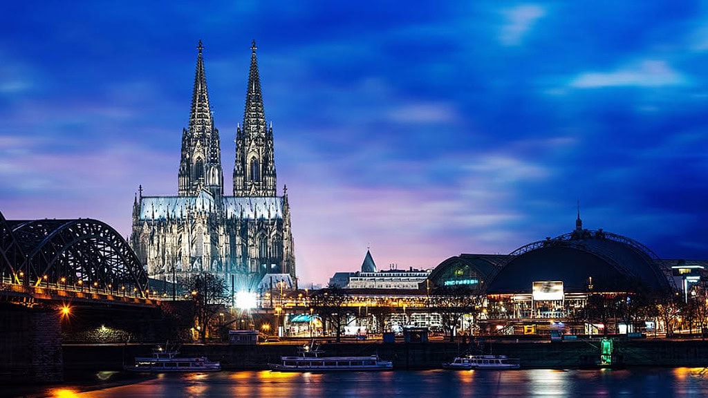 kulinarische-Stadtfuehrung-mit-Raetsel-Koeln-1.jpg Blick auf den Dom und die Stadt Köln bei Nacht
