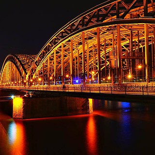 Brücke und Kölner Dom bei Nacht