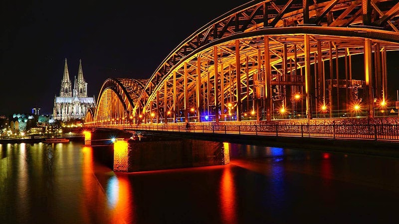 Brücke und Kölner Dom bei Nacht