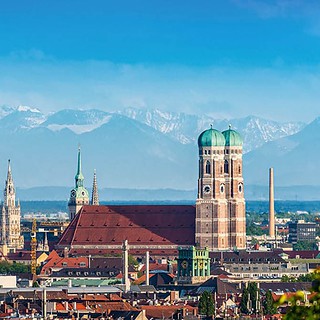 Blick auf die Stadt München, Alpen im Hintergrund