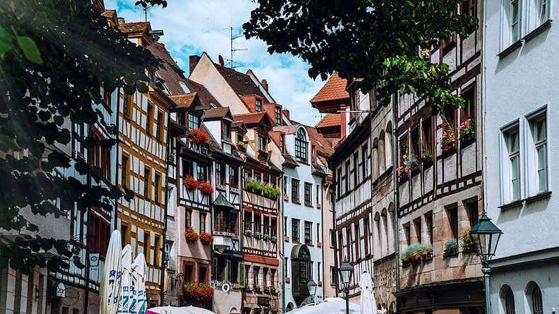 Blick auf Stadthäuser in der Stadt Nürnberg
