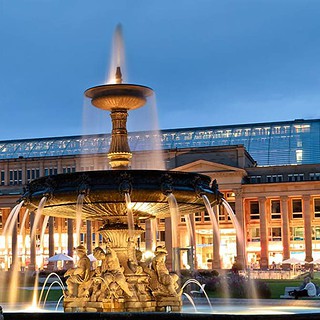 Blick auf das Schloss und Springbrunnen in der Stadt Stuttgart
