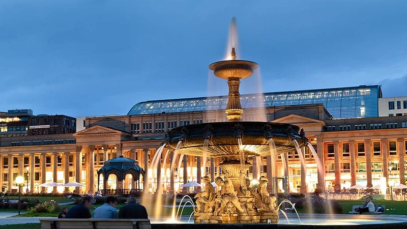 Blick auf das Schloss und Springbrunnen in der Stadt Stuttgart