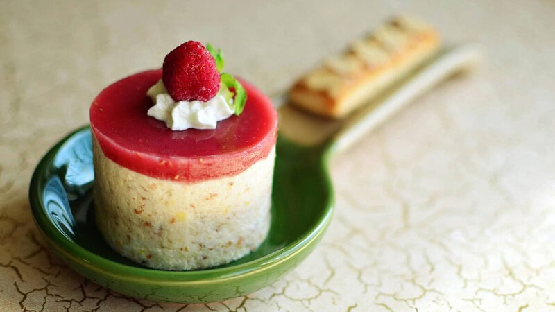 Panna-Cotta-Dessert, serviert mit Erdbeeren und Schlagsahne auf einem Teller