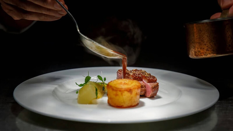 Vorspeise auf einem mit Sauce übergossenen Teller