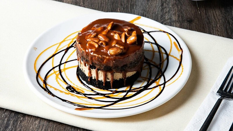 Schokoladen-Karamell-Dessert auf einem Teller