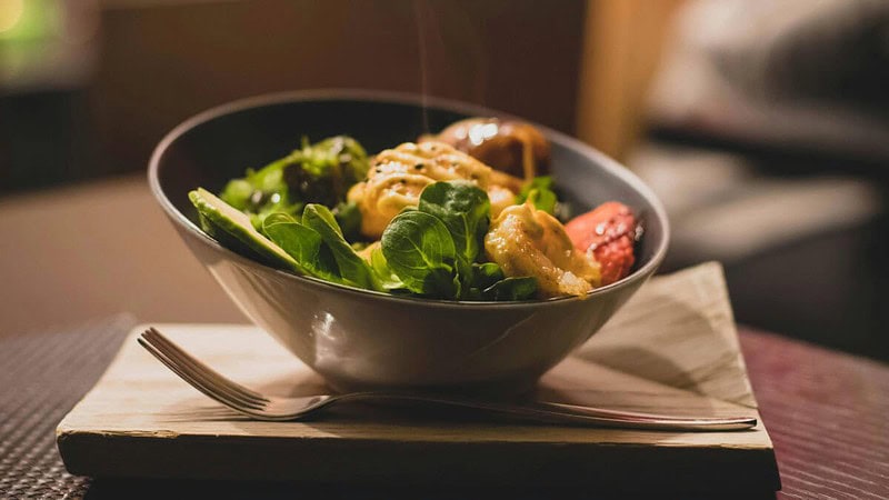 eine Speise, die in einer asymmetrischen Schale serviert wird