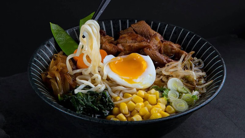 Ramen-Gericht in einer dunklen Schüssel