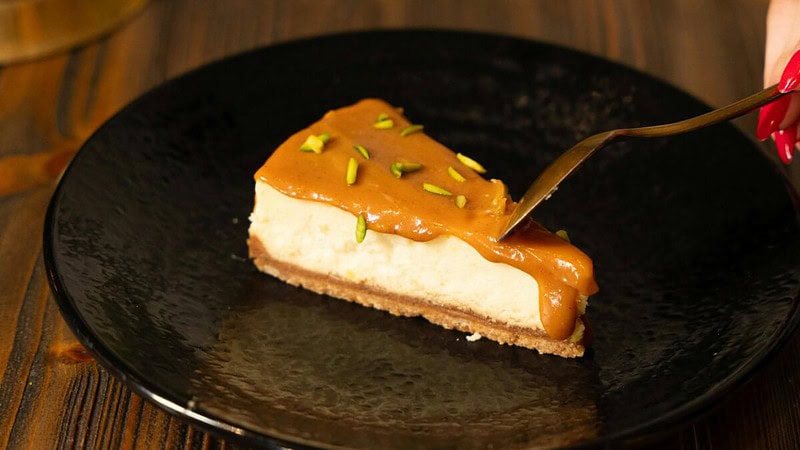 Kajmakkuchen mit Pistazien verziert