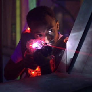 Ein Mann spielt Lasertag