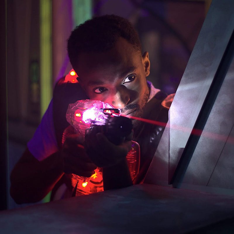 Ein Mann spielt Lasertag