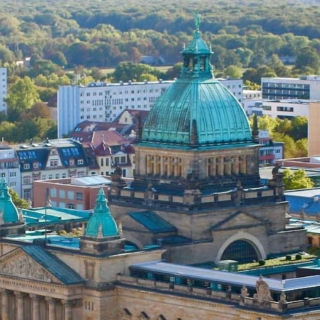 Eine Ansicht des Bundesverwaltungsgerichts von Leipzig wird von oben gegeben.