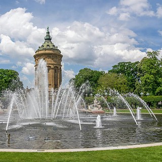 mannheim_stadt_foto.jpeg Blick auf die Stadt Mannheim, in der Mitte des Bildes befindet sich ein Springbrunnen