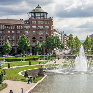 Blick auf die Stadt Mannheim, in der Mitte des Bildes befindet sich ein Springbrunnen
