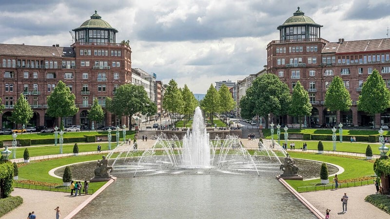 Blick auf die Stadt Mannheim, in der Mitte des Bildes befindet sich ein Springbrunnen