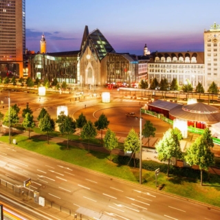massagen-wellness-leipzig (2) Aussicht auf die Stadt Leipzig in der Nacht