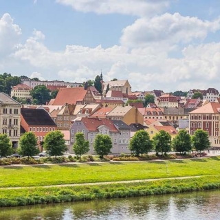 Die Skyline von Meißen ist bei Tag zusehen.