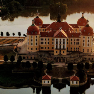Das Schloss Moritzburg wird von der Sonne bestrahlt.